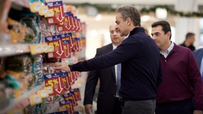Επίσκεψη Μητσοτάκη σε σούπερ μάρκετ μαζί με τον Σκρέκα - Γιατί ενημερώθηκε ο πρωθυπουργός