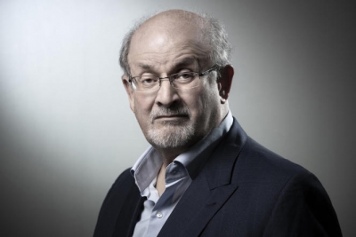 Salman Rushdie: Έχασε την όραση από το ένα μάτι και παράλυσε το ένα χέρι μετά τη δολοφονική επίθεση
