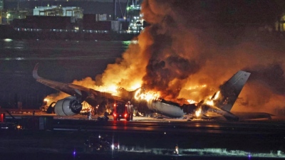 Στις φλόγες αεροσκάφος της Japan Airlines στο αεροδρόμιο του Τόκιο - Συγκρούστηκε με αεροσκάφος της ακτοφυλακής - Πέντε νεκροί