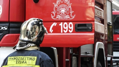 Αλλοδαπή έβαλε φωτιά σε πλατεία στο κέντρο της Αθήνας - Συνελήφθη από αστυνομικούς