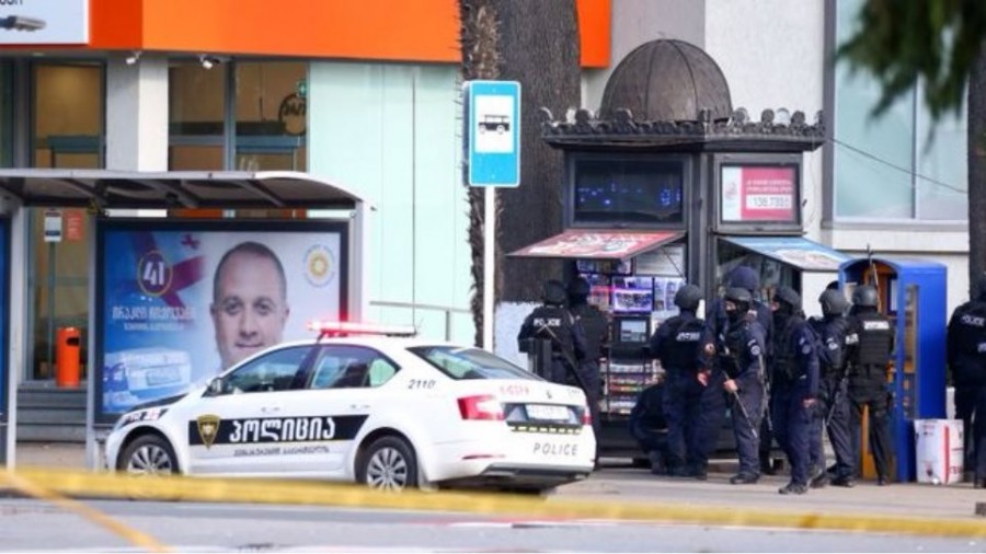 Ένοπλος κρατά τουλάχιστον 17 ομήρους μέσα σε τράπεζα στη Γεωργία