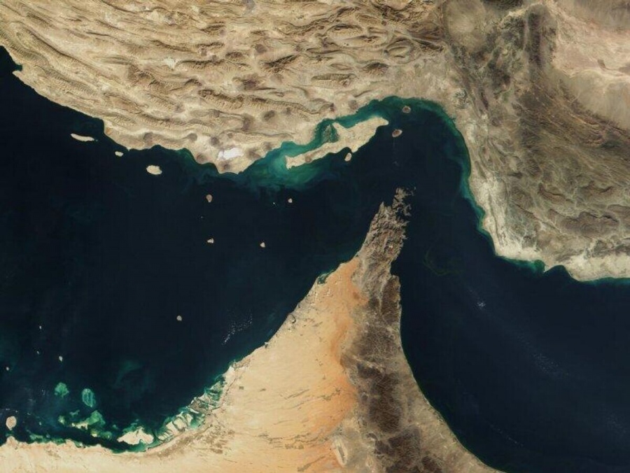 Το Ιράν μελετά να επιβάλλει τέλη διέλευσης στα πλοία που περνούν από το Στενό του Hormuz