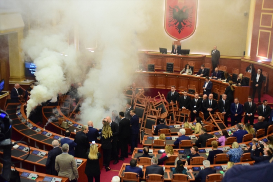 Αλβανικός… «Ανένδοτος» με καπνογόνα στη Βουλή από την αντιπολίτευση - Στο στόχαστρο για διαφθορά ο πρωθυπουργός Rama