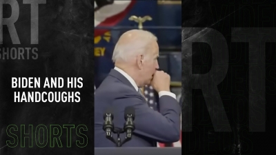 Σάλος με τον Biden: Έβηξε και άρχισε να μοιράζει χειραψίες