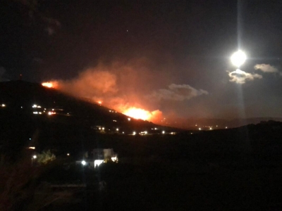 Ανεξέλεγκτη καίει μεγάλη πυρκαγιά στην Τήνο – Εκκενώθηκαν τρεις οικισμοί