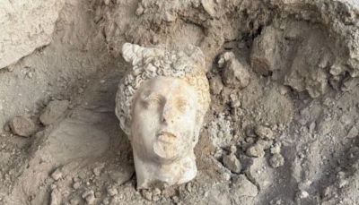 Δέος για τη νέα ανακάλυψη στην Αρχαία Πόλη της Λαοδικείας – Ήρθε στο φως κεφάλι αγάλματος του Ερμή 1.800 ετών