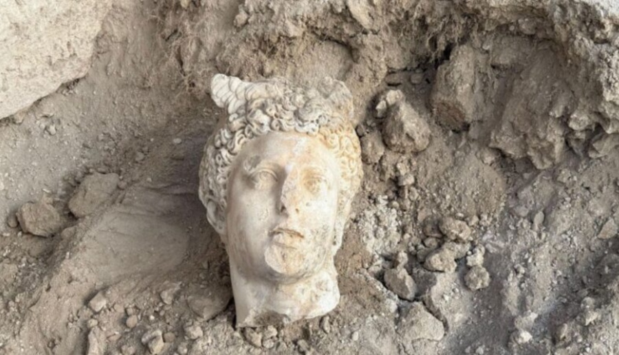 Δέος για τη νέα ανακάλυψη στην Αρχαία Πόλη της Λαοδικείας – Ήρθε στο φως κεφάλι αγάλματος του Ερμή 1.800 ετών