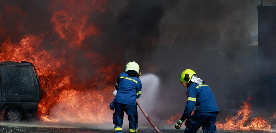Τρόμος στη Βόλο – Πυρκαγιά που ξέσπασε σε αποθήκες απειλεί πρατήριο υγρών καυσίμων