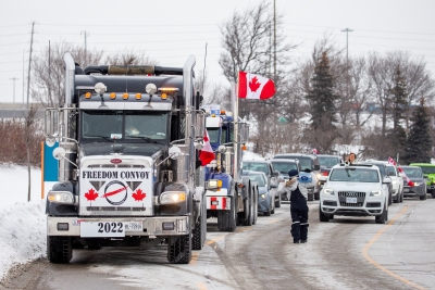 Καναδάς: Σε κλίμα πολιτικής αντιπαράθεσης εκατοντάδες οδηγοί φορτηγών στους δρόμους κατά του υποχρεωτικού εμβολιασμού