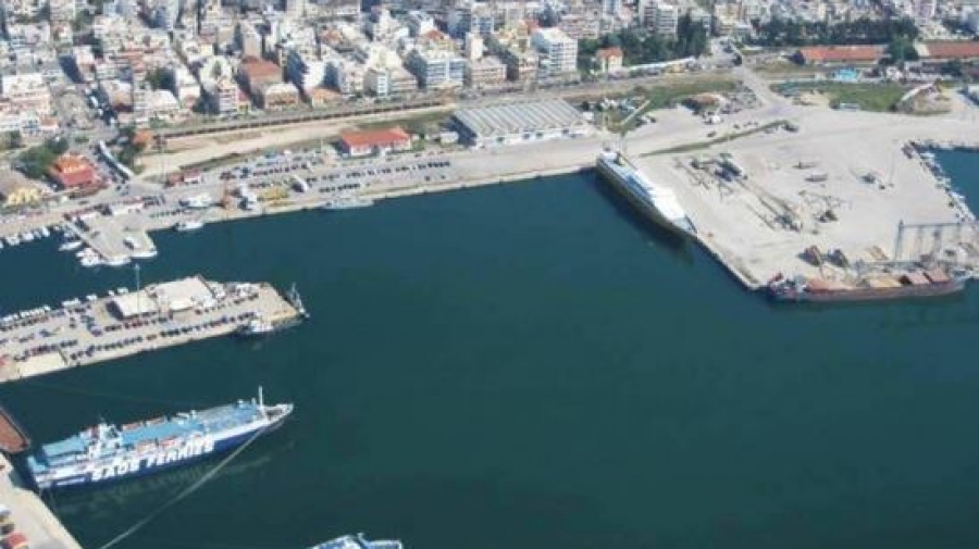 Στο λιμάνι του Λαυρίου φορτηγό πλοίο που είχε προσαράξει νότια της Κέας