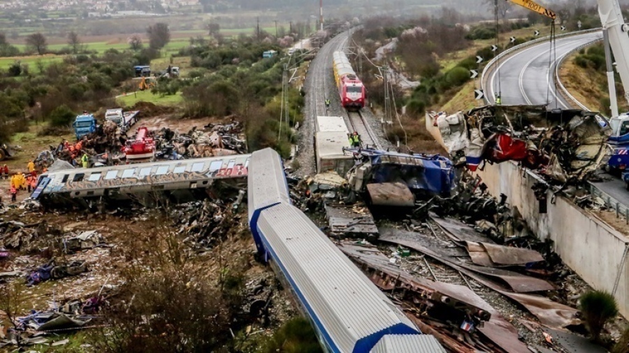 Επιτήδειος προσεγγίζει οικογένειες θυμάτων του δυστυχήματος των Τεμπών και ζητάει χρήματα