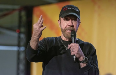 Σύμβολο δύναμης - Chuck Norris: Γεννήθηκε Δημοκρατικός, έγινε Ρεπουμπλικάνος, έζησε και πέθανε ως Πατριώτης - Η λυσσαλέα στήριξη στον Trump