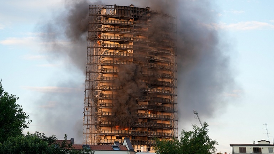 Ιταλία: Εκκενώθηκε ουρανοξύστης που τυλίχτηκε στις φλόγες στο Μιλάνο