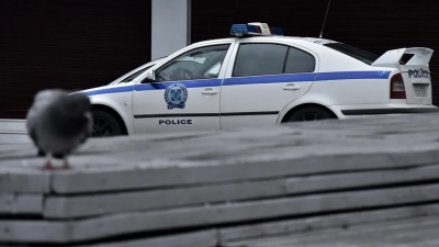 Έξαλλη - Προσήχθη γιαγιά μαθητή που επιτέθηκε στον διευθυντή σχολείου επειδή διαφωνούσε με τους βαθμούς του εγγονού της