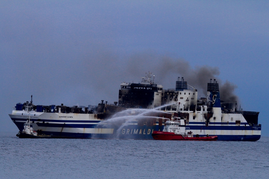 Euroferry Olympia: Θρίλερ με τους 10 αγνοούμενους – Έρευνες στο φλεγόμενο πλοίο
