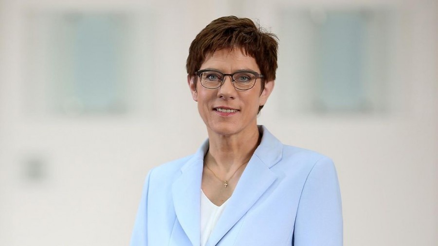 Karrenbauer (Γερμανία): Αδικαιολόγητη, η διαμαρτυρία της Τουρκίας για τη νηοψία