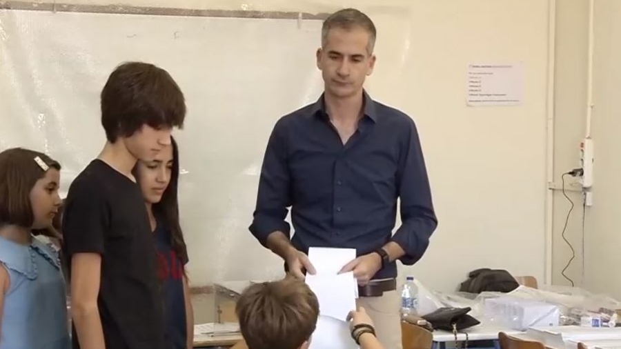 Στο 1ο Πειραματικό Λύκειο  ψήφισε ο Μπακογιάννης: Όλοι μαζί μπορούμε να πάμε την Αθήνα πιο ψηλά