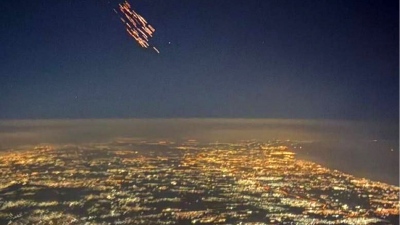 Τρομακτικό - Πιλότος αποθανατίζει τη στιγμή της πτώσης ιρανικών βαλλιστικών πυραύλων Khorramshahr-4 στο Ισραήλ