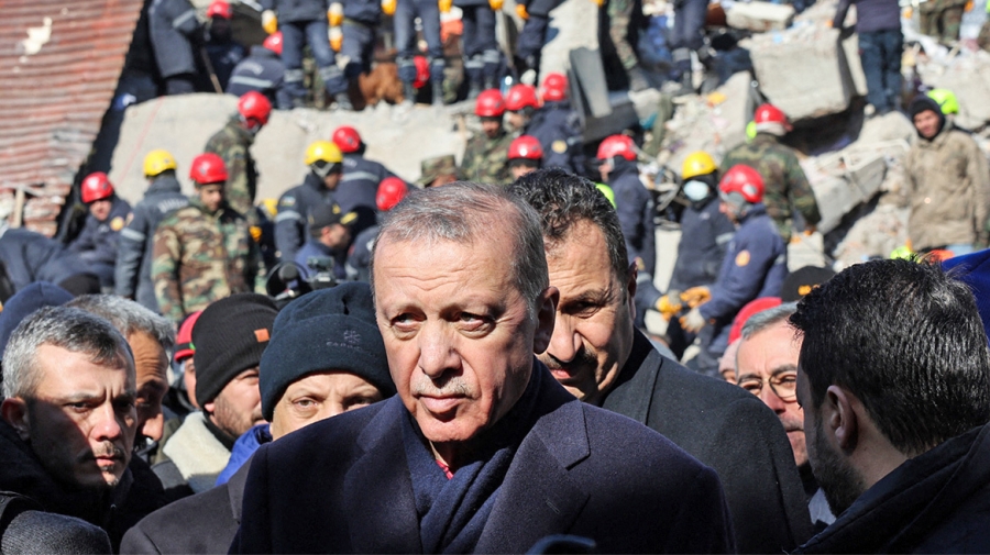 Le Point: O φονικός σεισμός στην Τουρκία έφερε στο φως τη διαφθορά του καθεστώτος Erdogan