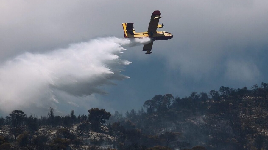 Φωτιά στην Αργολίδα - Καίει κοντά σε κατοικημένες περιοχές - Στη μάχη και Νορβηγοί πυροσβέστες