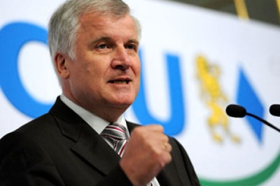 Μια.. μπουνιά στη μούρη του Seehofer θέλει να ρίξει στέλεχος του SPD - Οργή στους Σοσιαλδημοκράτες