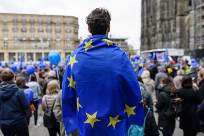 Ευρωβαρόμετρο: Οι πολίτες εμπιστεύονται την ΕΕ στις αποφάσεις της για την πανδημία