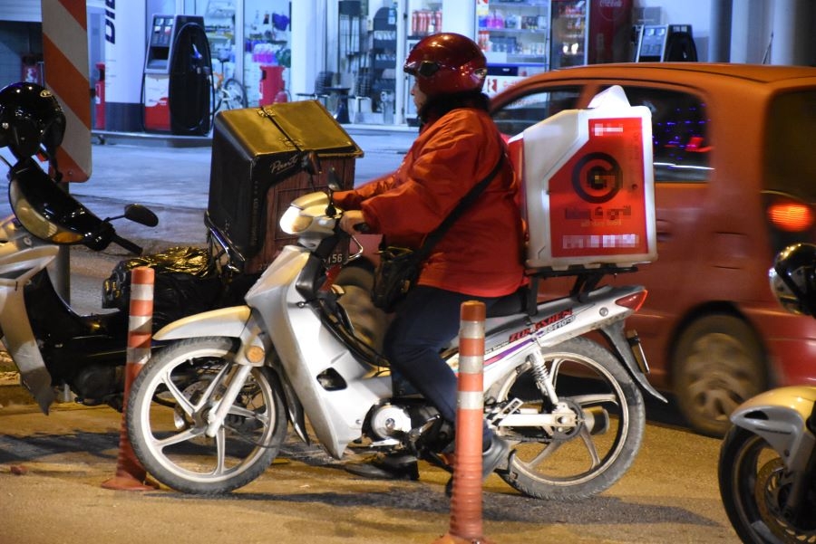 Τάγματα εφόδου εμφανίστηκαν στο Παλαιό Φάληρο – Μαχαίρωσαν ντελιβερά για το χρώμα του… δέρματος