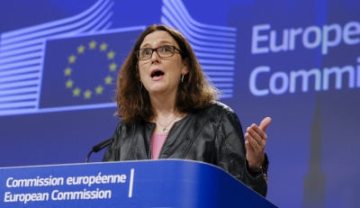 Malmstrom (ΕΕ): Η ΕΕ θα έπρεπε να εξαιρεθεί από τους δασμούς του Trump