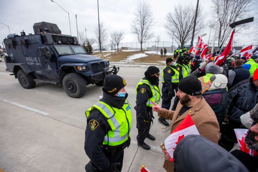 Καναδάς – «Κονβόι ελευθερίας»: Παρά το όργιο της καταστολής, συνεχίζεται ο αποκλεισμός της γέφυρας στα σύνορα με τις ΗΠΑ