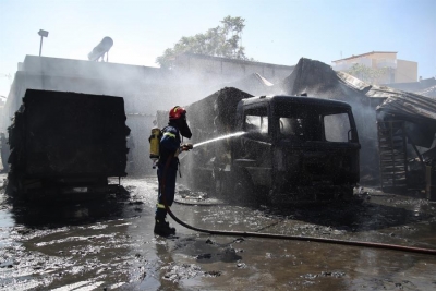 Υπό έλεγχο η πυρκαγιά που ξέσπασε σε εργαστήριο στο Μενίδι – Προκλήθηκαν μεγάλες ζημιές