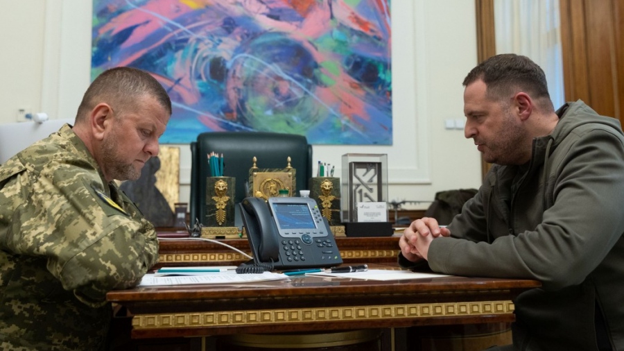 Πολιτικό θρίλερ στην Ουκρανία: Εσπευσμένα στο Λονδίνο ο Yermak για να συναντηθεί με τον πρώην Αρχιστράτηγο Zaluzhny