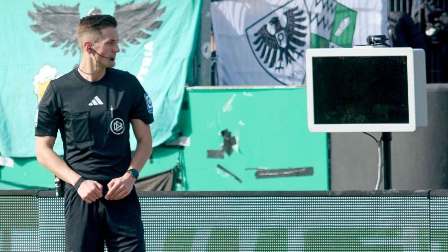 Χαμός σε γήπεδο της Γερμανίας - Μασκοφόρος οπαδός εισβάλει και αποσυνδέει το VAR