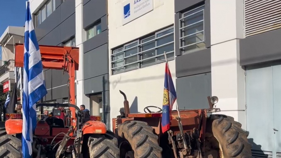 Καλαμάτα: Συμβολικός αποκλεισμός των γραφείων της ΑΑΔΕ από αγρότες