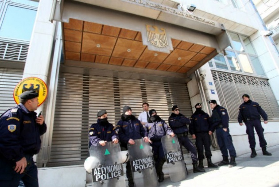 Έξι συλλήψεις για επίθεση εναντίον αστυνομικών κοντά στην πρεσβεία της Γερμανίας στην Αθήνα
