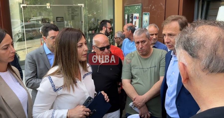 Ζαχαράκη (υπ. Κοινωνικής Συνοχής): Ανεπιθύμητη στη Θήβα – Της επέδωσαν ψήφισμα και έφυγε με κατεβασμένο κεφάλι