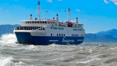 Μάχη με τα κύματα για το πλοίο «Αχαιός» που διέκοψε την αποβίβαση – Τι λέει η πλοιοκτήτρια εταιρεία