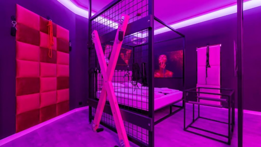 Πλήρωμα αεροσκάφους διανυκτέρευσε από λάθος σε ξενοδοχείο για σαδομαζοχιστικά όργια και... έμειναν όλοι ξάγρυπνοι