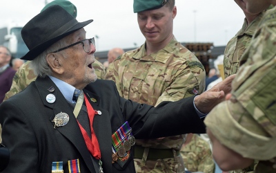 Οι παγκόσμιοι ηγέτες μνημονεύουν την 80ή επέτειο από την απόβαση στη Νορμανδία – Συγκίνηση στην ομιλία του μεγαλύτερου Βετεράνου