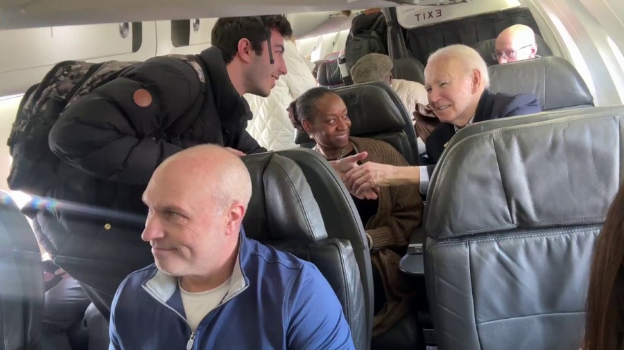 Biden… στον αέρα και στην ομίχλη – Η εμπορική πτήση για την τιμητική εκδήλωση στην Columbia