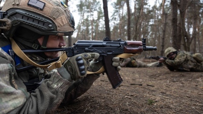 Douglas McGregor (Συνταγματάρχης ΗΠΑ): Ο Zelensky πουλάει όπλα στα καρτέλ ναρκωτικών στην Λατινική Αμερική, έκλεψε 1,5 δισεκ. δολ.