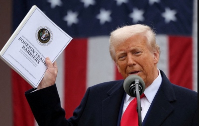 Δικαίωση Trump: Τα έσοδα από τους δασμούς θα μειώσουν το χρέος κατά 4 τρισ. δολ. έως το 2035