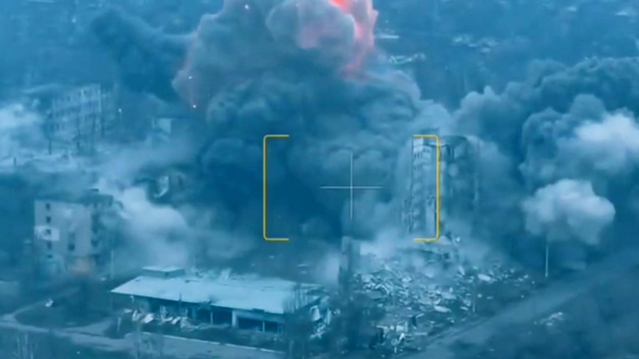 Δέος στο κέντρο του Myrnohrad - Πώς μία θηριώδης ρωσική FAB 3000 σταμάτησε το... κρυφτό του ουκρανικού στρατού (vid)