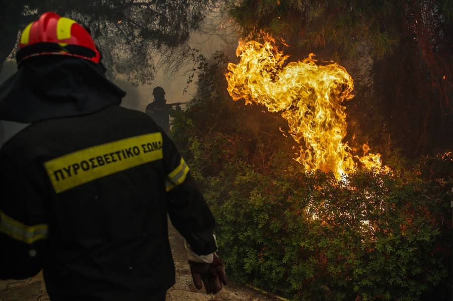 Σε ύφεση η φωτιά στην Αρτέμιδα - Δεν υπάρχει ενεργό μέτωπο