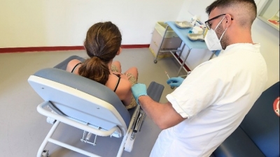Ιταλία: Παιδίατροι και γυναικολόγοι ζητούν εμβολιασμό για έγκυες και παιδιά άνω των 12 ετών