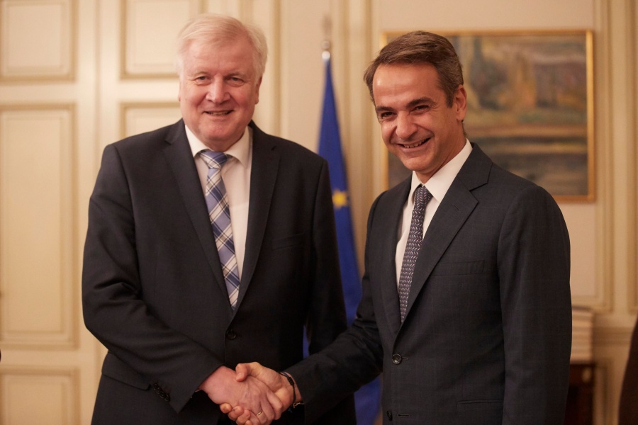 Μητσοτάκης προς Seehofer: «Πρέπει να βρούμε τρόπο να σταματήσουμε τις ροές» προσφύγων/μεταναστών