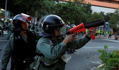 Χονγκ Κονγκ: Με πλαστικές σφαίρες απάντησε η αστυνομία στους αντικυβερνητικούς διαδηλωτές