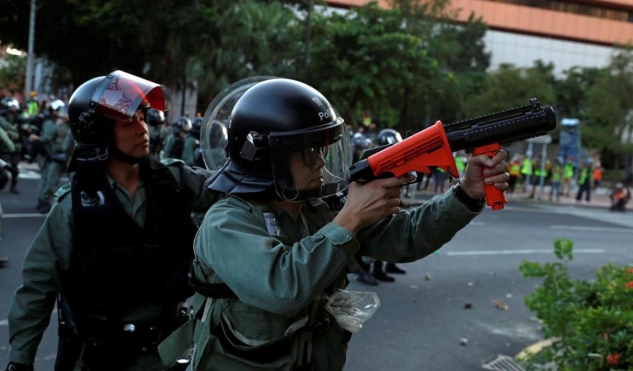 Χονγκ Κονγκ: Με πλαστικές σφαίρες απάντησε η αστυνομία στους αντικυβερνητικούς διαδηλωτές