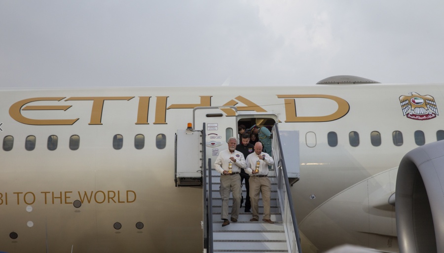Η Etihad Airways μετέφερε τη Φλόγα της Ελπίδας των Special Olympics από την Αθήνα στο Abu Dhabi