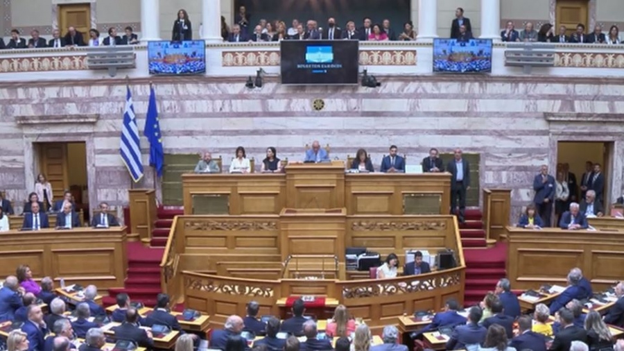 Ορκίστηκαν οι 300 της νέας Βουλής – Αύριο 4/7 η εκλογή του Προέδρου