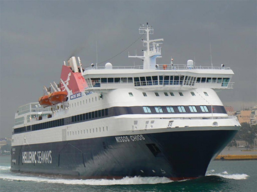 Βλάβη στον καταπέλτη στο πλοίο Νήσος Χίος – Παραμένει στη Σάμο